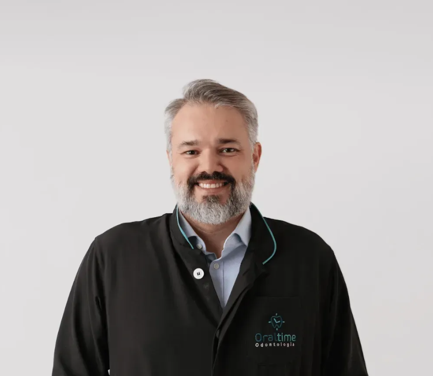 Dr. Thiago Azevedo, especialista em Implantodontia da Oral Time